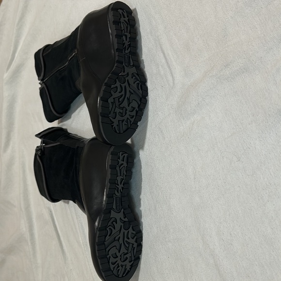 Merrell Black leather & Suede boots. NWOT. Size 9 - Picture 5 of 7